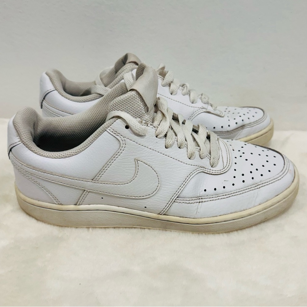 Nike shoes! Air Force 1 White athletic casual Sneakers! Size 9.5